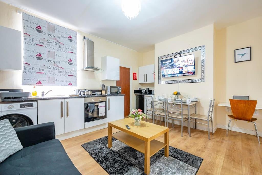 Apartment Ground Floor Haven: Relaxed With Free Parking & Wi-fi *