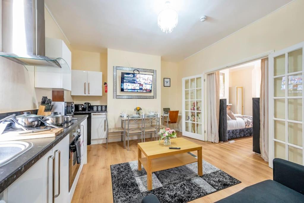Apartment Ground Floor Haven: Relaxed With Free Parking & Wi-fi *