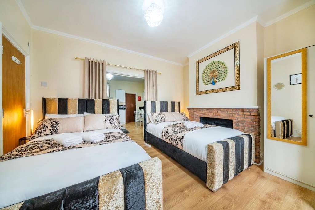 Apartment Ground Floor Haven: Relaxed With Free Parking & Wi-fi *